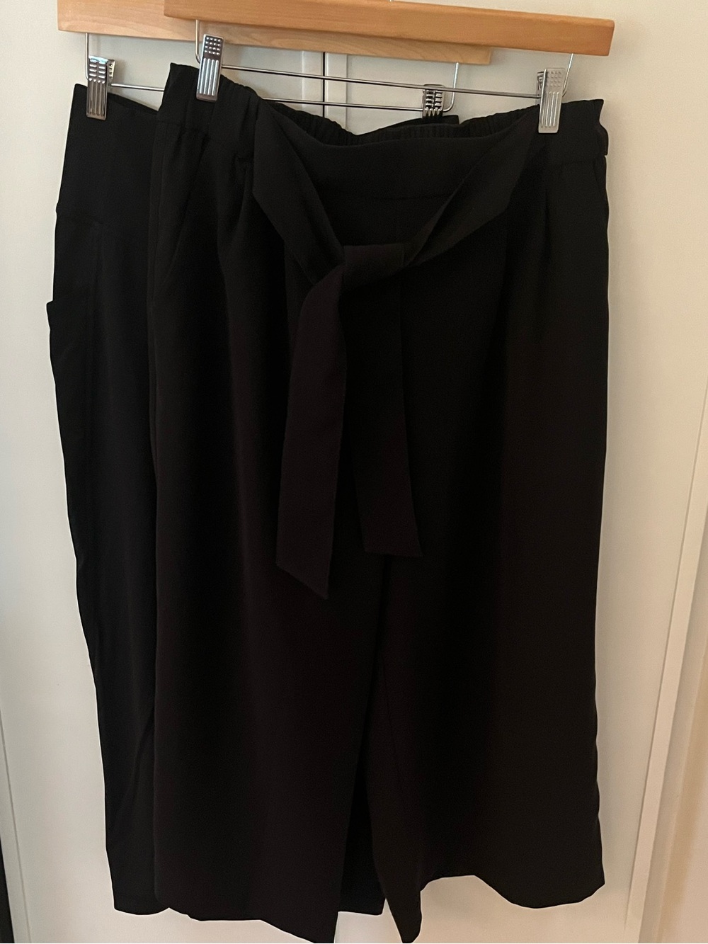 Lululemon Tie-Waist Women's Black cropped pants

Lululemon leggings